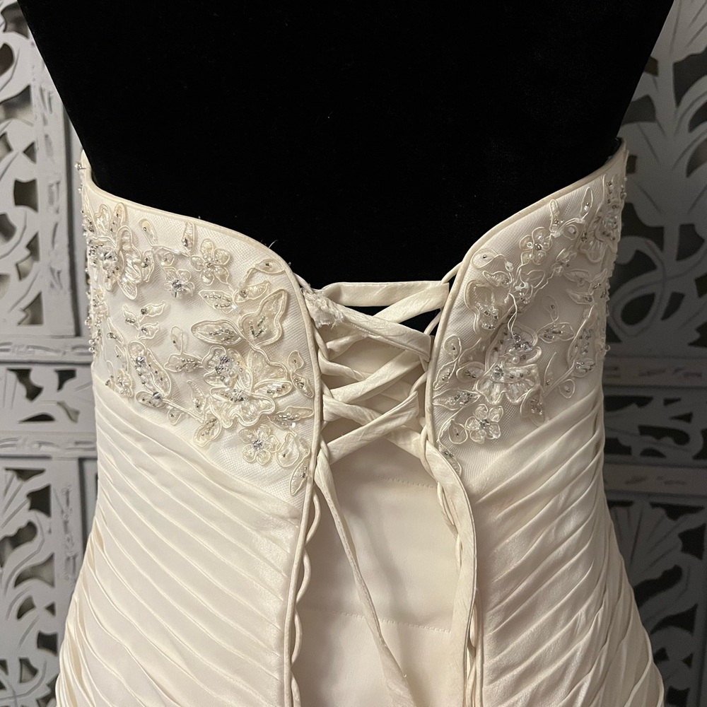 👰‍♀️HOST PICK👰‍♀️ WHITE SILKY SMOOTH WITH LACE & TRAIN WEDDING DRESS GOWN - Picture 12 of 16